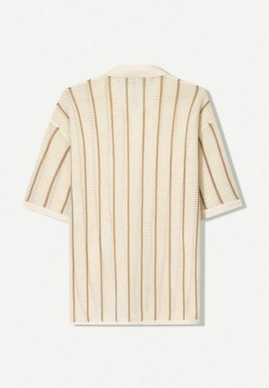 Camicetta di maglia beige a maniche corte, con strisce verticali marroni, colletto e un motivo testurizzato.