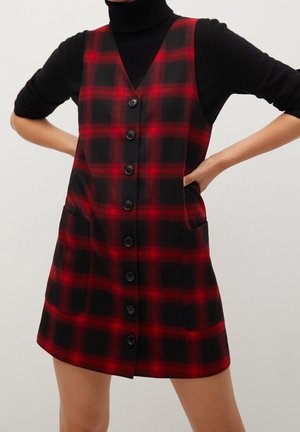 Robe sans manches à carreaux rouge et noir avec un col en V, six boutons sur le devant et deux poches latérales. Tissu lisse, coupe ajustée.