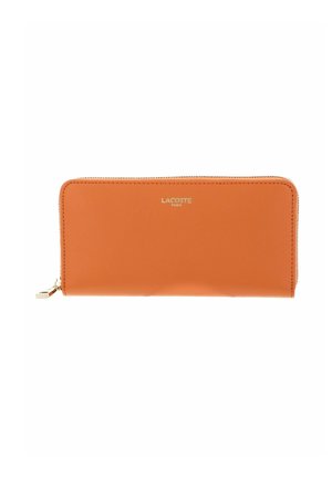 Portefeuille rectangulaire orange avec fermeture éclair tout autour, surface texturée et logo Lacoste Paris doré au centre devant.