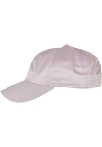 Cască de baseball din satin de culoare roz deschis, cu vizor curbat, având accente cusute și un nasture pe vârful capacului. Textură netedă, design simplu.