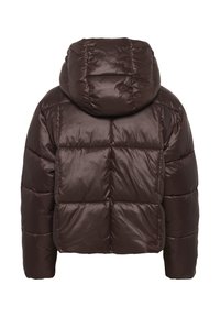 Brūna pūkainā jaka ar kapuci, kurai ir kvadrātveida dizains. Gluda, spīdīga materiāla, kvadrātveida forma un elastīgas aproces.