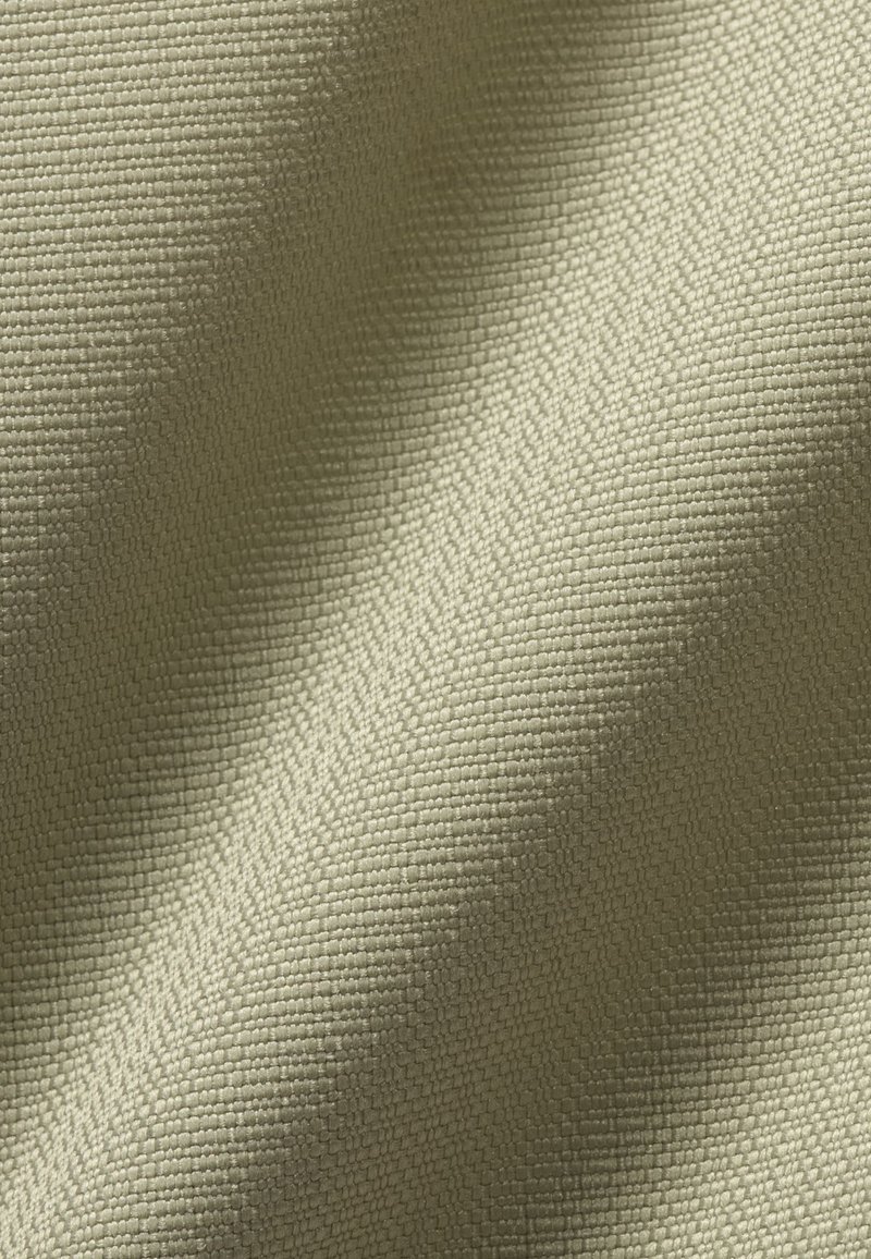Ljust grönt, texturerat tyg med ett fint, rutmönster, med en slät yta och subtil lyster, som faller i mjuka veck.