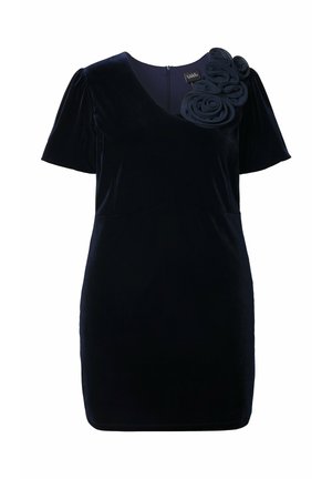 Vestido de terciopelo navy con mangas cortas abullonadas y un aplique floral hecho de rosetas de tela en el hombro. Presenta un cierre de cremallera en la parte posterior.