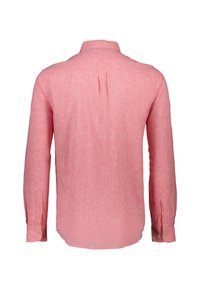 Pitkähihainen paita vaaleanpunaisesta pellavasta, jossa on klassinen kauluskanta, takana laskos ja napitettavat hihansuut, hienovaraisella teksturoidulla kuosilla.