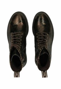 Bottines noires en simili cuir avec un motif en maille texturée, bout rond, lacets à l'avant et une languette à l'arrière.
