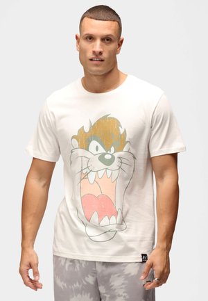 Weißes Baumwoll-T-Shirt mit einem großen Druck eines Cartoon-Charakters in braunen und grauen Details, Rundhalsausschnitt und kurzen Ärmeln.