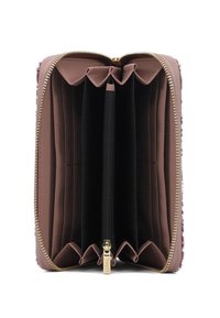 Portafoglio con zip compatto in materiale sintetico rosa, dotato di più scomparti per schede, un interno in tessuto nero e hardware con zip color oro.