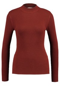 Sweter z golfem w kolorze przypalanej pomarańczy, z długimi rękawami i dopasowanym krojem, o gładkiej fakturze i delikatnym rozciągnięciu.