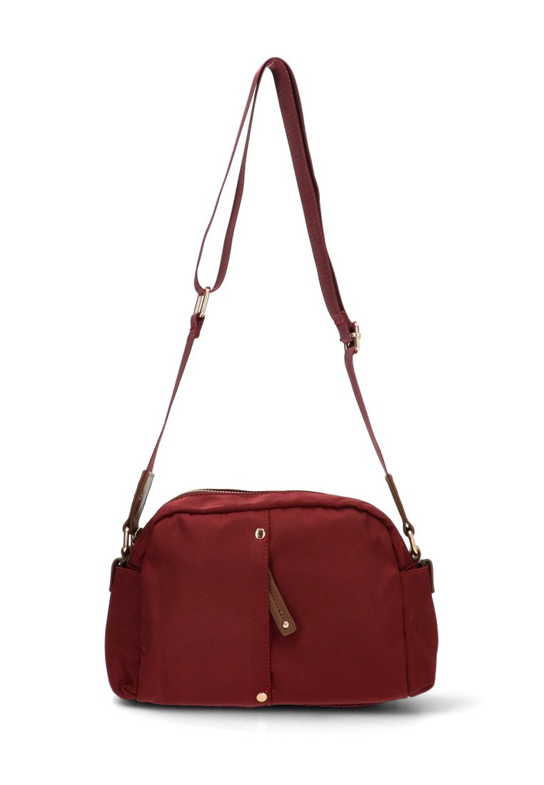 Bolso de hombro de nailon burdeos con cierre de cremallera, correa ajustable y detalles de cuero. Presenta una forma redondeada y detalle en el bolsillo frontal.