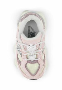 Rosa och vita träningsskor med nät- och mockamaterial, rundad form, snörning och silverdetaljer. Anmärkningsvärt hjärtformat detalj.