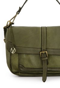 Oliven grøn læder crossbody taske med klaplukning, spændeaccent og kontrasterende syninger; har en aftagelig rem og metalhardware.