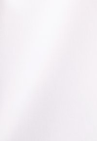 Witte stof met een gladde textuur en een lichte glans, met een consistente, effen kleur zonder patronen of versieringen.