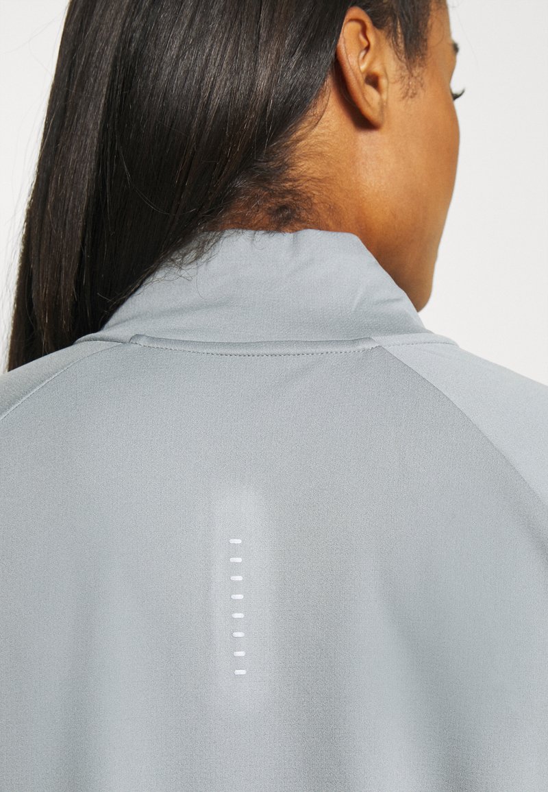 Damen Sportbekleidung | Nike Performance RUN Langarmshirt particle grey/white/grau - YE49072 Damen Sportbekleidung | Nike Performance RUN Langarmshirt particle grey/white/grau - YE49072