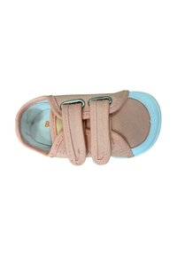 Zapato infantil rosa claro con parte superior de lona, dos correas de Velcro y una suela de goma turquesa. Incluye una plantilla acolchada.