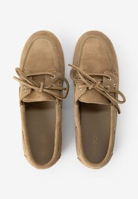 Chaussures en daim marron avec un bout rond, un design à lacets et des œillets en métal argenté. Doublure intérieure lisse et logo discret embossé sur la semelle intérieure.