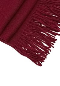 Sciarpa di lana bordeaux con una consistenza morbida, caratterizzata da bordi frangiati e un design piegato per un calore aggiuntivo.