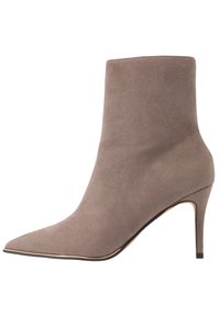 Szare zamszowe botki za kostkę z ostrym noskiem, zwężającym się kształtem i szpilkowym obcasem. Posiadają cienki złoty akcent wokół podstawy podeszwy.