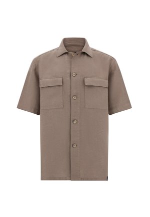 Camisa de manga corta de tela beige con una textura suave, que presenta dos bolsillos en el pecho y un cierre frontal con botones.