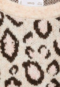 Pletena jopica z svetlo roza podlago, ki prikazuje leopardji vzorec v temno rjavi in mehki roza barvi. Rebrast ovratnik dodaja teksturo.