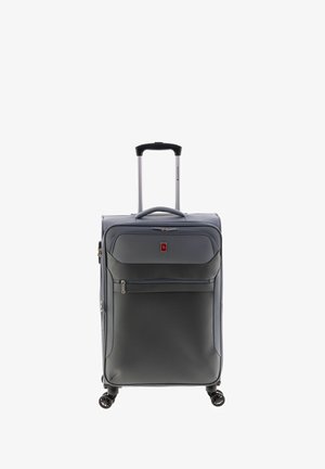 Valigia rigida grigia con finitura testurizzata, manico telescopico, tasca frontale e quattro ruote girevoli. Presenta un logo rosso.