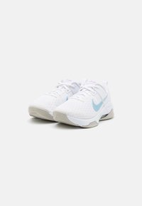 Nike Performance ZOOM BELLA 6 - Tenisice za trening - white/light armory blue/light iron ore/lilac bloom