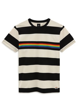 Sort og off-white stribet kortærmet t-shirt med en vandret regnbue-stribe på tværs af brystet og et lille regnbue-emblem nær kanten.