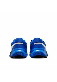 Blaue Sportschuhe mit einem strukturierten Stoff-Oberteil, markanten weißen und gelben Akzenten, einer gepolsterten blauen Zwischensohle und einer schwarzen Gummisohle.