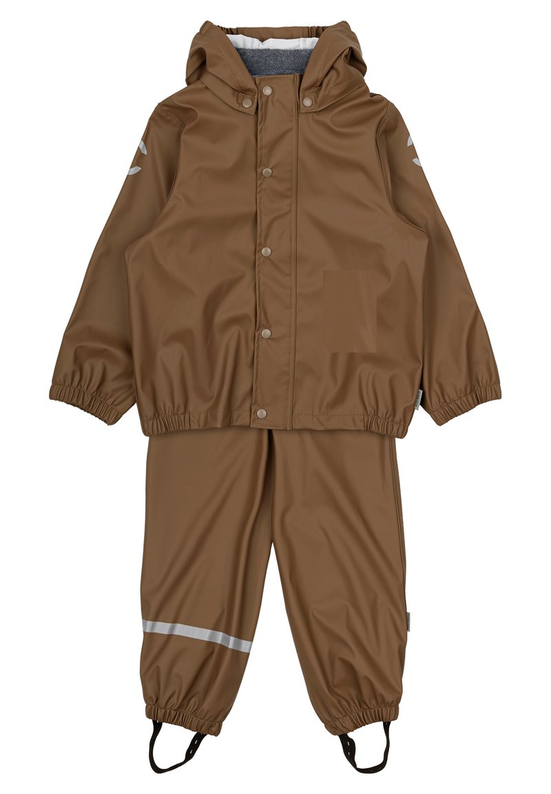 Giacca impermeabile marrone e pantaloni coordinati, dotati di cappuccio, polsini elasticizzati e strisce riflettenti per una maggiore visibilità. Adatta per condizioni di pioggia.