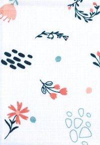 Witte stof met verspreide bloemenpatronen in roze en blauw, vergezeld van donkergroene bladeren en stipvormige patronen, wat een lichte textuur oplevert.