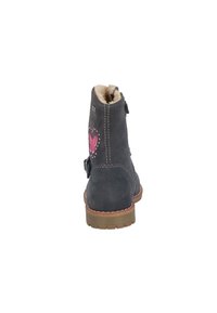 Grå suedestøvlett med rosa sommerfugl-design, faux fur-fôr på toppen og brun gummisåle. Har et stroppdetalj på siden.
