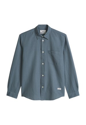 Blauw overhemd met lange mouwen, knoopsluiting, voorzak, standaardkraag en een klein merkembleem nabij de zoom, weergegeven op een witte achtergrond.