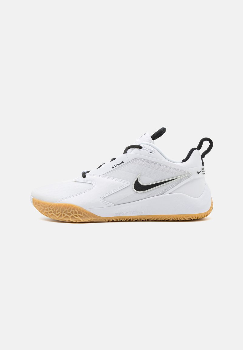 Hvid atletisk sko med en tekstureret overdel, sort Nike-logo og gummieret ydersål. Har en stiklem og justerbare snørebånd for en god pasform.