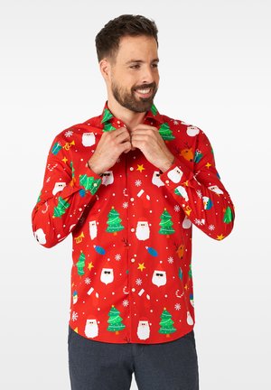 Rød skjorte med knapper, der har juletema mønstre, herunder juleskikkelser, juletræer, ornamenter og snefnug i hele designet.