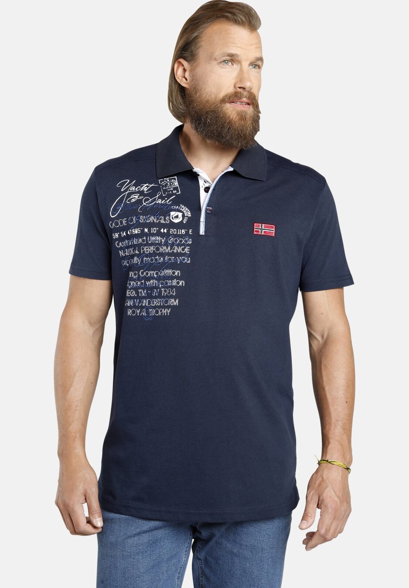 Marineblaues Polohemd aus Baumwollmischung, mit einem weißen Kragen, bedruckten Grafiken und einem kleinen norwegischen Flaggenakzent auf der Brust. Kurze Ärmel.