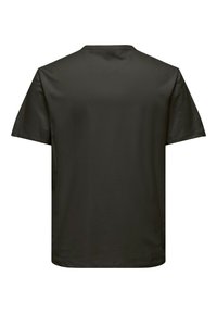 Mørkegrå t-shirt med korte ærmer, enkel rund halsudskæring og glat tekstur; ingen synlige mønstre eller hardware. Bagvæggen vist.