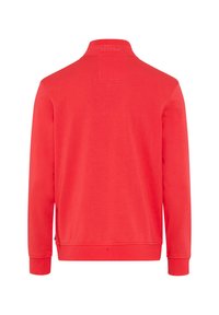 Roter Sweatshirt mit langen Ärmeln, geripptem Saum und Bündchen, hoher Kragen mit geprägtem "Brax"-Logo auf der Rückseite.