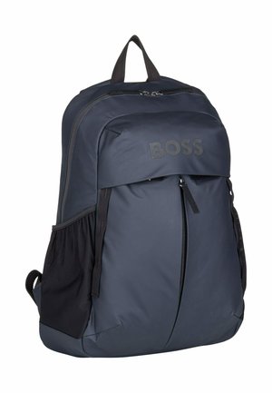Sac à dos bleu marine avec une texture lisse, équipé d'une poche zippée à l'avant, de poches latérales en mesh et d'une poignée supérieure. Affiche le logo "BOSS" en gris.