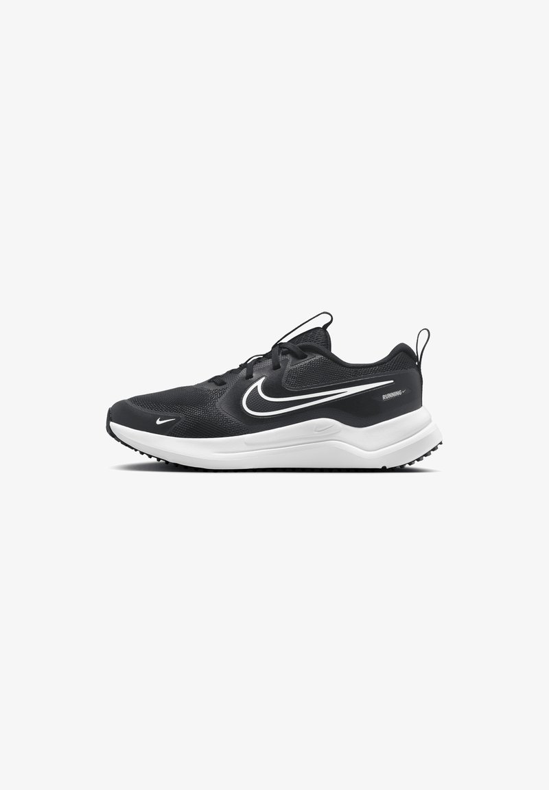 Chaussures de sport noires avec un dessus en maille texturée, logo swoosh blanc et semelle intermédiaire blanche rembourrée. Comprend des lacets et une semelle extérieure en caoutchouc.