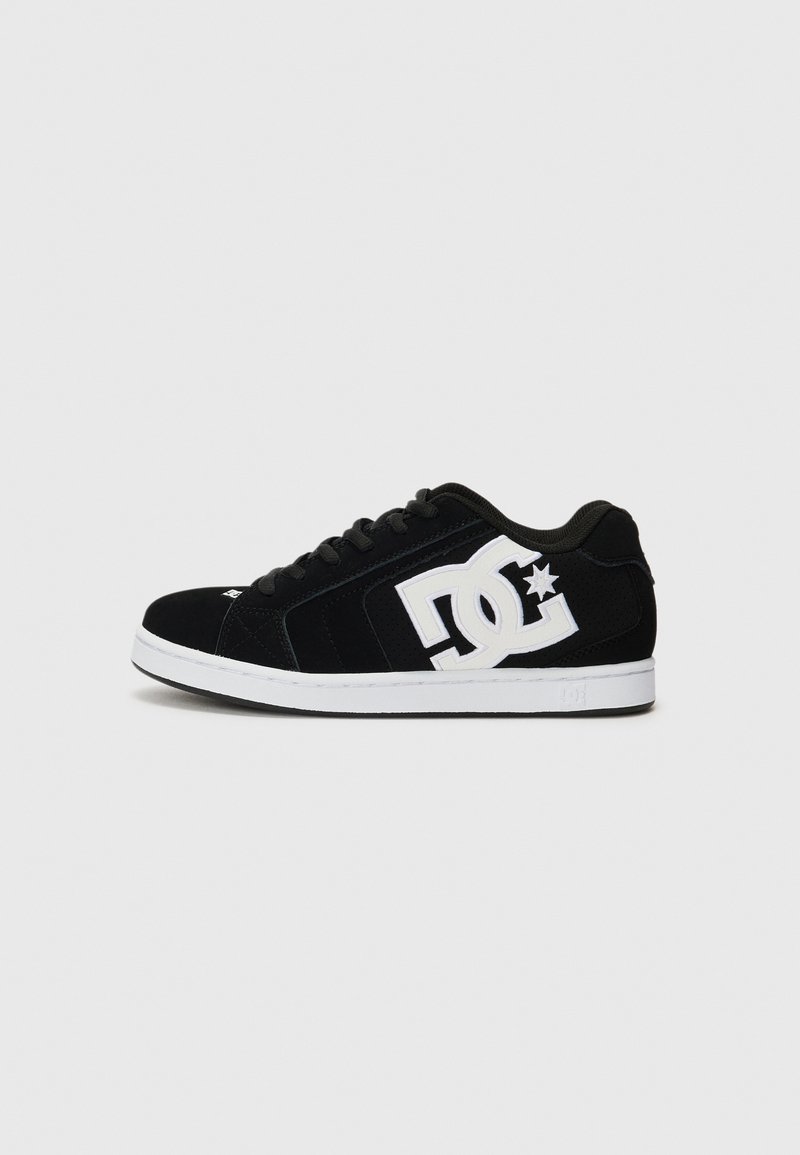 Sorte ruskind sneakers med hvid gummisål, der har et fremtrædende hvidt DC-logo og stjerneaccent, low-top design med snørebånd.