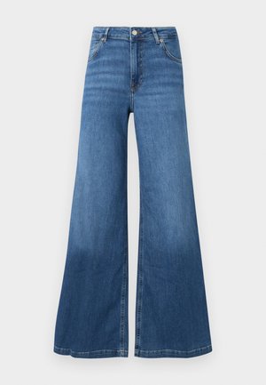 Jean bleu à jambe large en denim, avec taille haute, poches avant et ourlet propre. Pas de motifs ni d'ornements visibles.