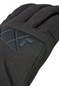 Zwarte handschoen met een textuurstof en gewatteerde secties. Heeft een gestikt ontwerp aan de achterkant en verstevigde naden langs de randen.