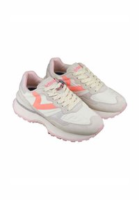 Sportliche Sneakers mit einer weißen Basis und rosa Akzenten, aus Wildleder und Mesh-Materialien, texturierten Schnürsenkeln und einer dicken rosa Sohle.