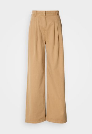 Pantaloni a gamba larga in cotone color sabbia, con pieghe in vita, a vita alta e una texture morbida. Senza hardware o motivi visibili.