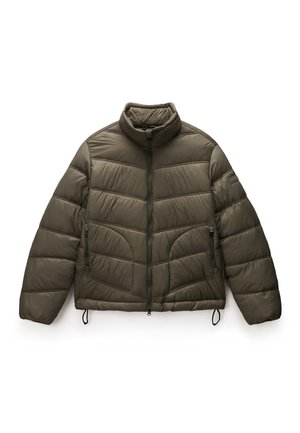 Olivgrön puffjacka med hög krage, zigzag-stygning och två sidofickor. Har elastisk nederkant och ärmslut.