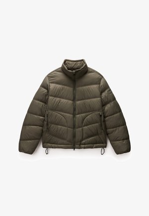 Olijfgroene pufferjack met een hoge kraag, zigzagstiksels en twee zijzakken. Beschikt over een elastische onderrand en manchetten.