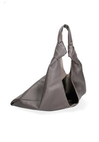 Borsa a mano in pelle marrone con una forma triangolare unica e manici annodati. La superficie ha una finitura strutturata e l'interno è aperto.