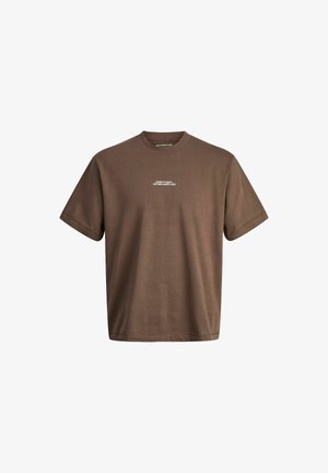 Brun bomulls t-shirt med rund hals och korta ärmar. Har vit text som säger "CORE DEPT. ETABLERAT 1990" på framsidan.