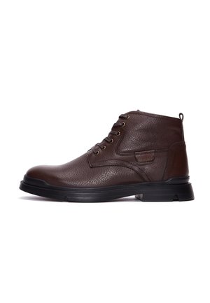 Botas de cuero marrón hasta el tobillo con acabado texturizado, puntera redonda, diseño con cordones y suela negra gruesa para mayor tracción.