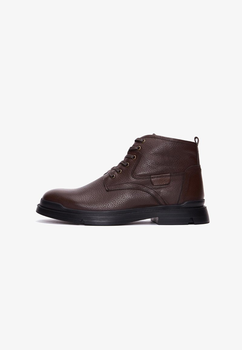 Botas de cuero marrón hasta el tobillo con acabado texturizado, puntera redonda, diseño con cordones y suela negra gruesa para mayor tracción.