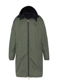 Cappotto imbottito verde oliva, lungo fino al ginocchio, con fodera nera, chiusura con zip, due tasche laterali e cappuccio con cordino regolabile.